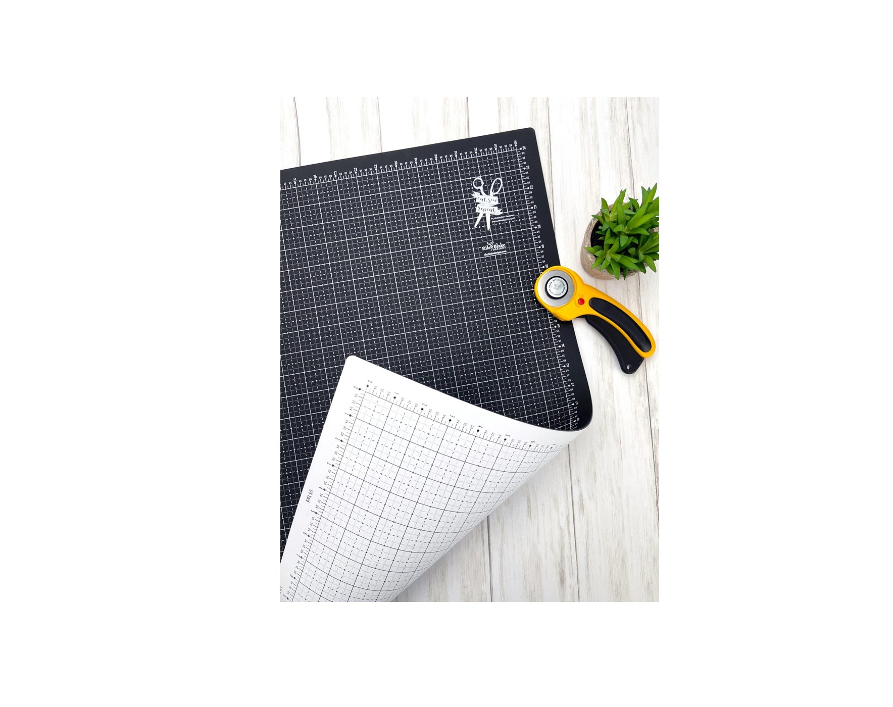 Cutting Mat - 18 x 24 - self healing black & white - Christopher Thompson