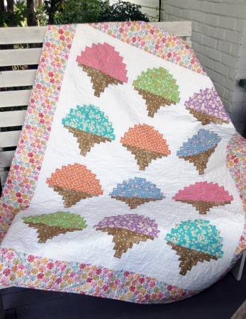 Cut Loose Press - Ice Cream Cones quilt - Creative Grids Curvy Log Cabin Trim